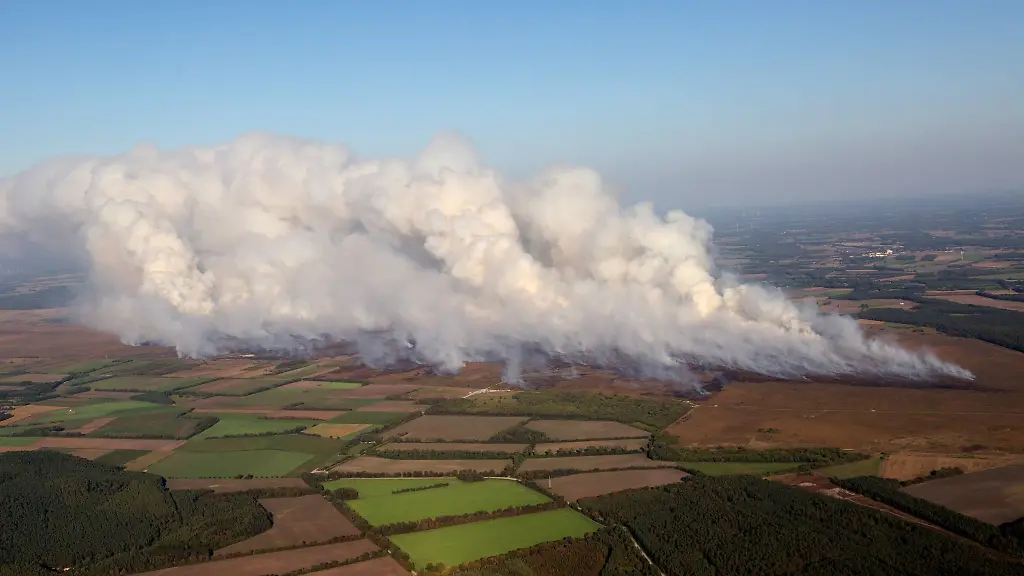 Rauchwolken-steigen-2018-beim-Moorbrand-auf-dem-Gelaende-der-Wehrtechnischen-Dienststelle-auf