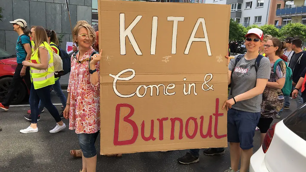 Teilnehmerinnen-eines-Protestzuges-in-Mainz-halten-ein-Plakat-hoch