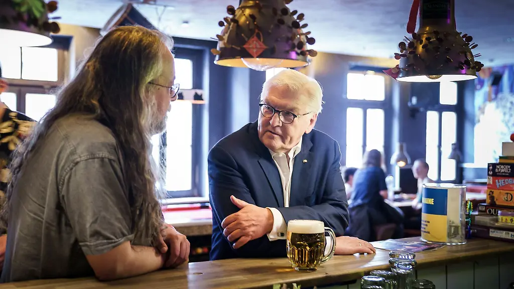 Bundespraesident-Frank-Walter-Steinmeier-r-im-Gespraech-mit-Besuchern-des-Kulturzentrums-Reichenstrasse-in-Quedlinburg