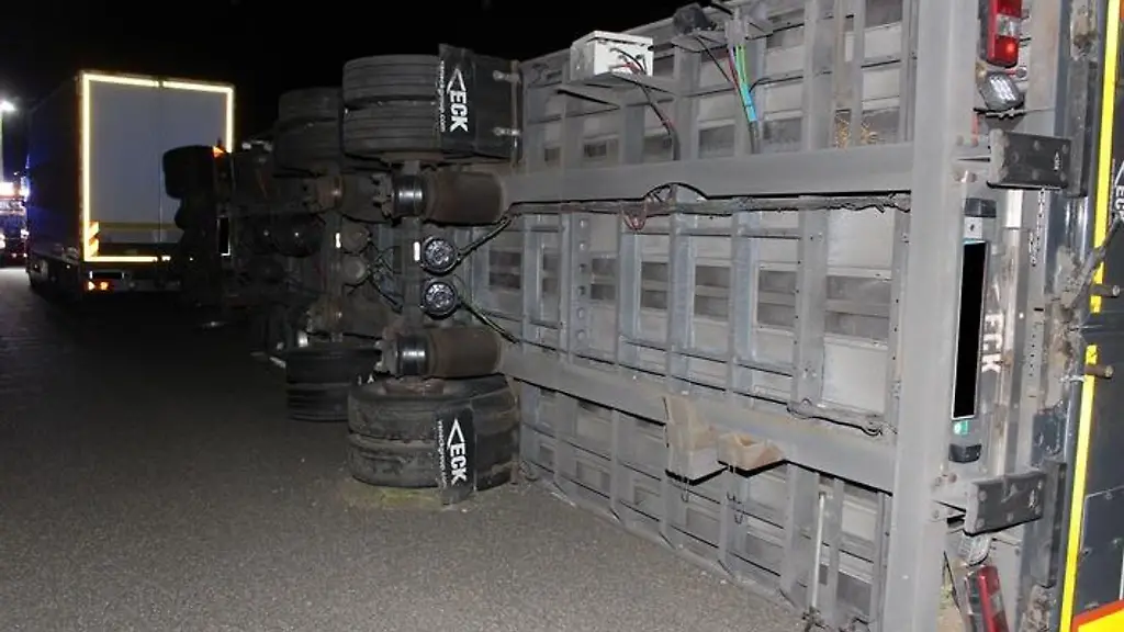 Nach-einem-Lkw-Unfall-am-fruehen-Donnerstagmorgen-musste-die-Autobahn-voll-gesperrt-werden