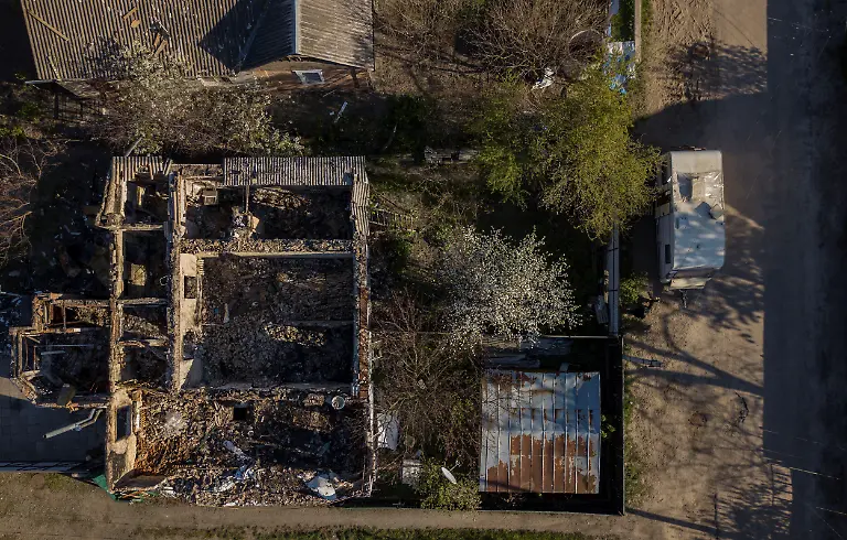 2022-05-07T162716Z-795876016-RC2T1U9BGQ3L-RTRMADP-3-UKRAINE-CRISIS-IRPIN-WOMAN