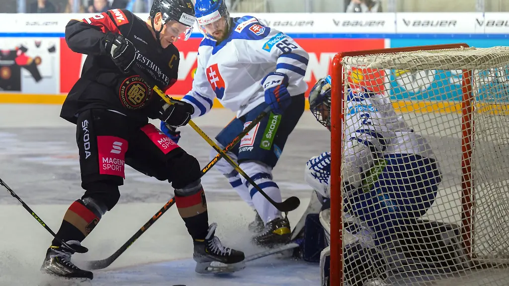 Laurin-Braun-l-gegen-Martin-Bucko-M-und-Torwart-Matej-Tomek-aus-der-Slowakei