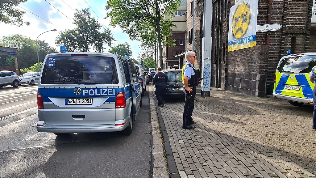 Polizeieinsatz-vor-einem-Gymnasium-in-Essen