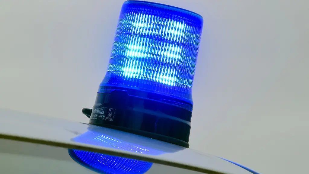 Ein-Blaulicht-leuchtet-auf-einem-Einsatzwagen-der-Polizei