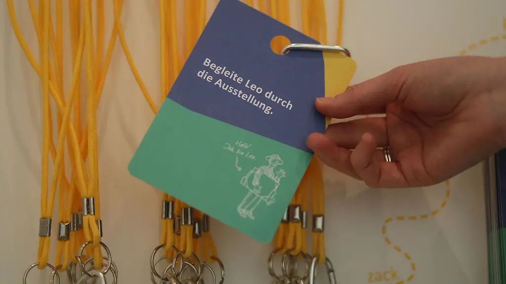 In-einer-Mitmachstation-in-der-Lyonel-Feininger-Galerie-koennen-sich-Kinder-mit-Formen-und-Farben-auseinandersetzen