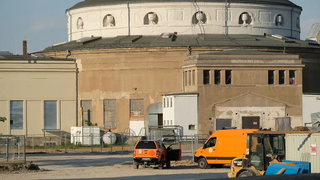 Fahrzeuge-des-Kampfmittelraeumdiensts-stehen-auf-dem-Gelaende-der-Alten-Messe