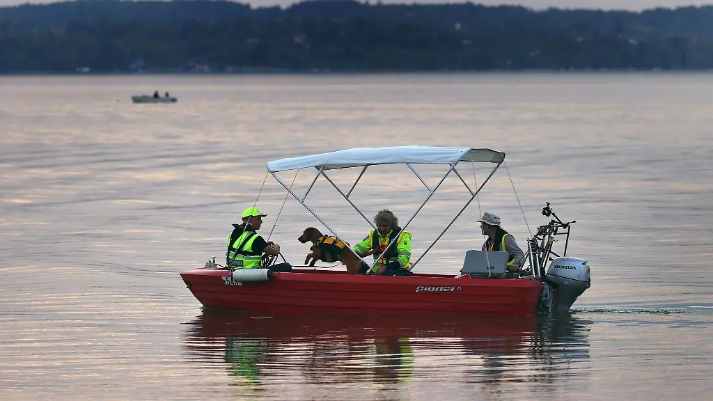 Ein-Boot-faehrt-in-der-Herrschinger-Bucht-auf-dem-Ammersee