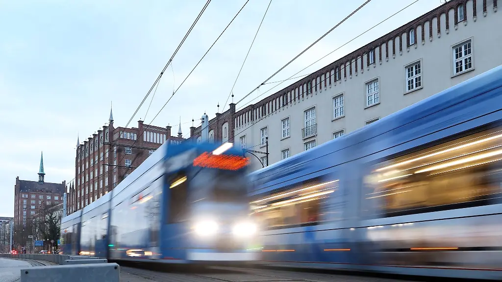 Zwei-Strassenbahnen-fahren-in-der-Rostocker-Innenstadt-aneinander-vorbei