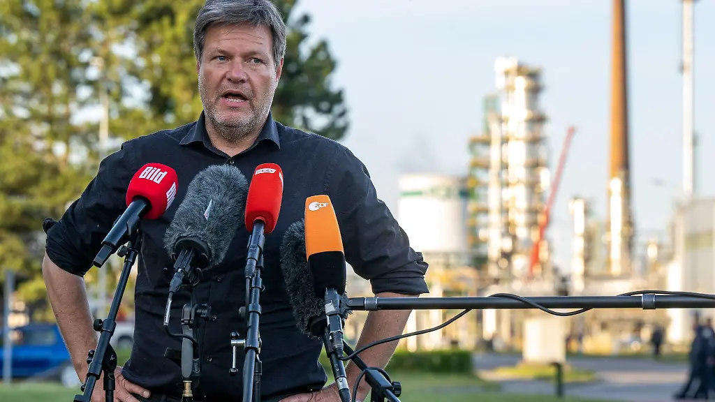 Bundeswirtschaftsminister-Robert-Habeck-Buendnis-90-Die-Gruenen-spricht-mit-Journalisten