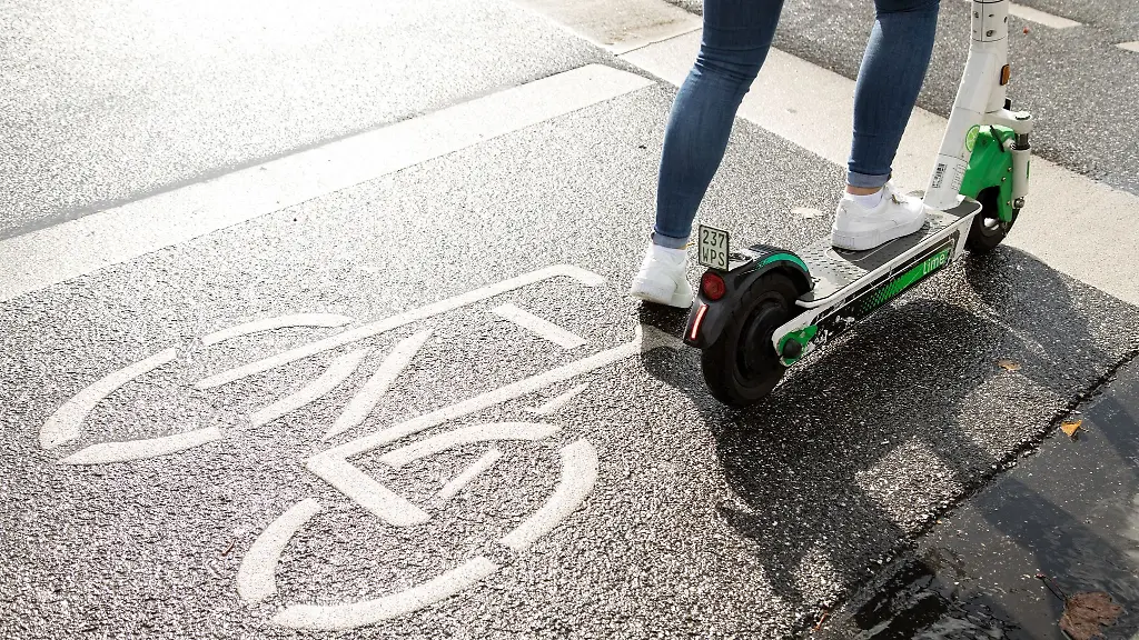 Wer-auf-einen-E-Scooter-steigt-sollte-die-Verkehrsregeln-kennen