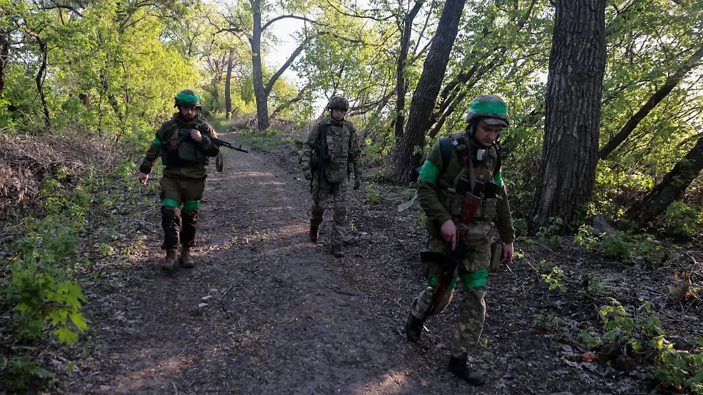 2022-05-10T155728Z-2143899100-RC264U9MT509-RTRMADP-3-UKRAINE-CRISIS-KHARKIV-REGION