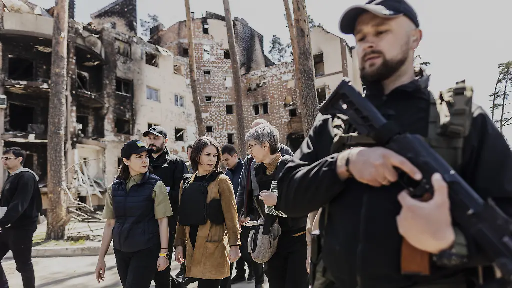 Annalena-Baerbock-bei-einem-Besuch-der-ukrainischen-Kleinstadt-Irpin