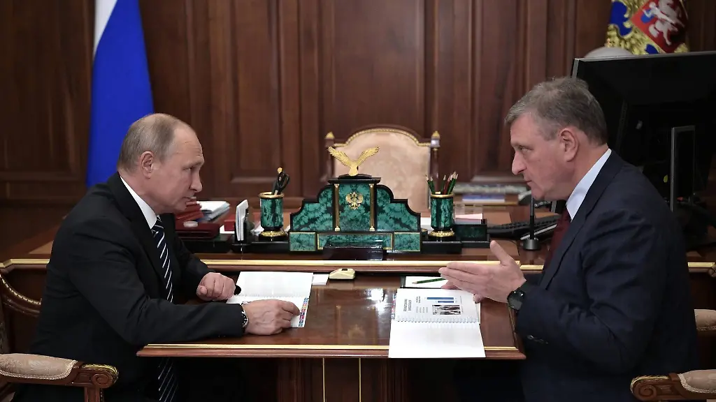 Bei-einem-Treffen-2018-Kremlchef-Putin-l-mit-Igor-Wassiljew-dem-nun-zurueckgetretenen-Gouverneur-von-Kirow