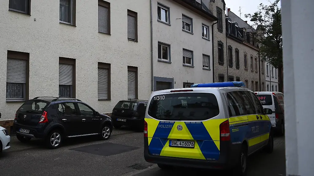 Fahrzeug-der-Polizei-im-Stadtteil-Waldhof