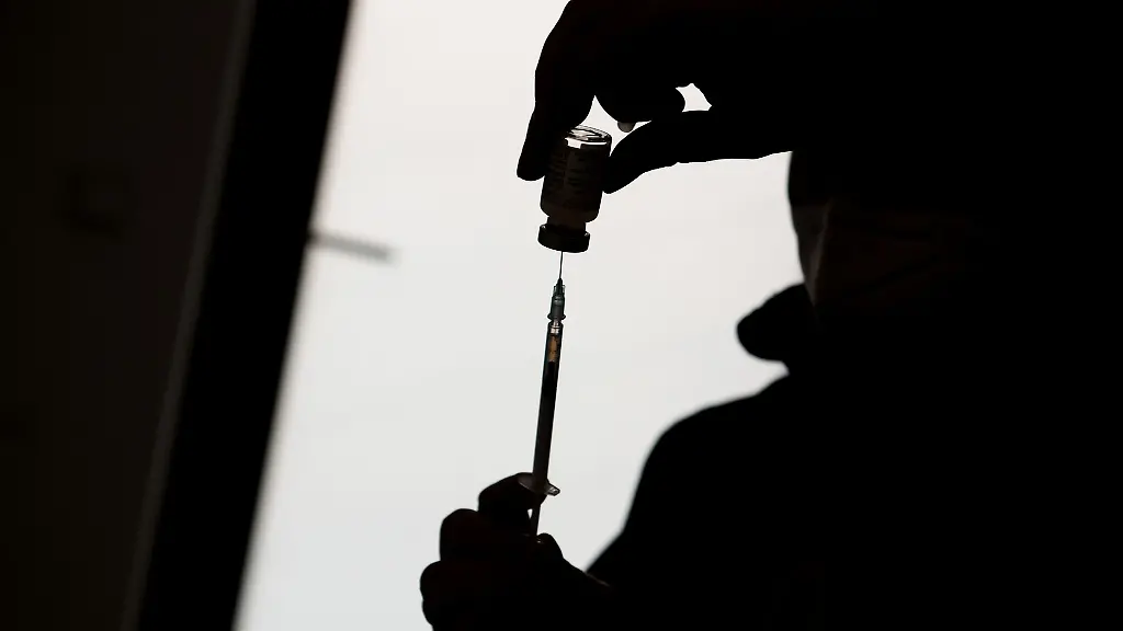 Ein-medizinischer-Mitarbeiter-befuellt-eine-Spritze-mit-einem-der-Impfstoffe-gegen-das-Coronavirus