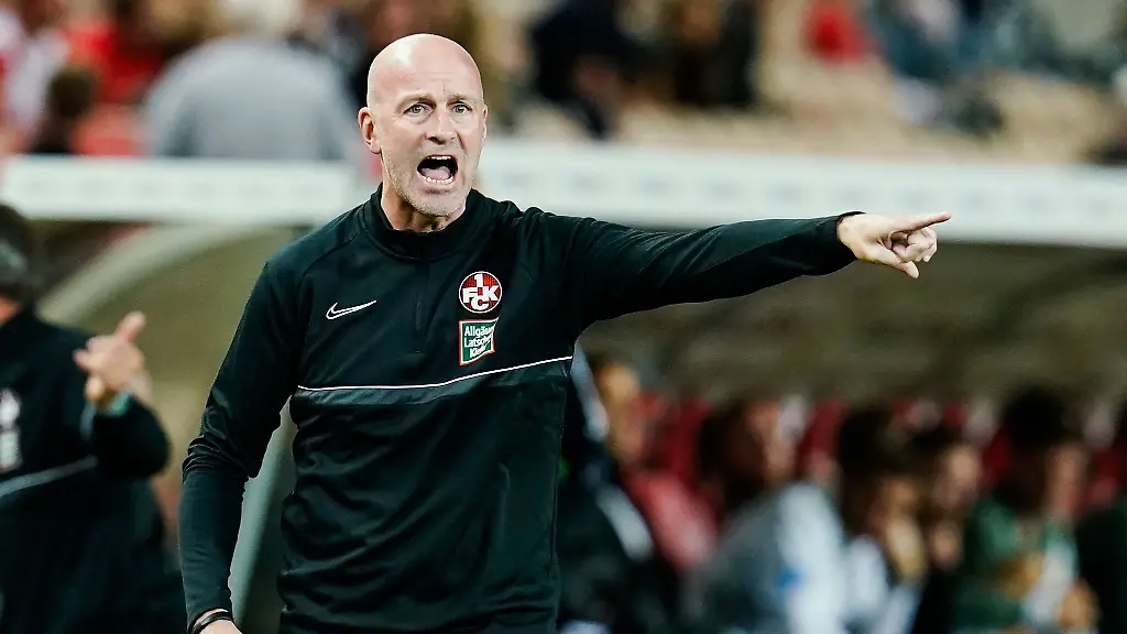 Kaiserslauterns-Trainer-Marco-Antwerpen-gestikuliert