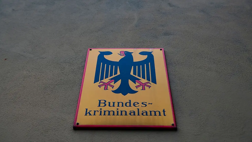 Das-Wappen-des-Bundeskriminalamtes-haengt-an-der-Fassade-der-Zentrale