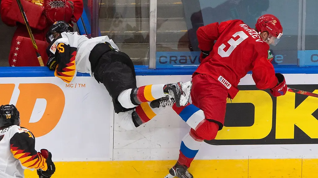 Artemi-Knyazev-r-aus-Russland-in-Aktion-gegen-Deutschlands-Mario-Zimmermann