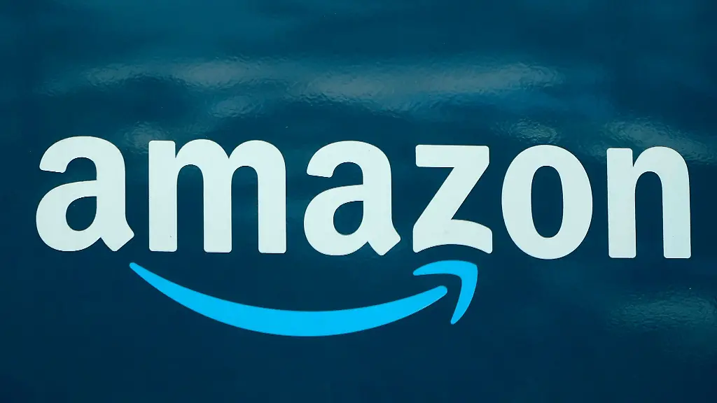 Ein-Amazon-Logo-auf-einem-Lieferwagen
