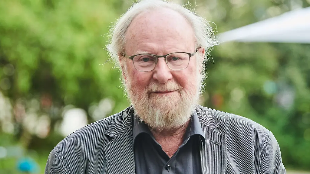 Wolfgang-Thierse-ehemaliger-Praesident-des-Deutschen-Bundestages-schaut-in-die-Kamera