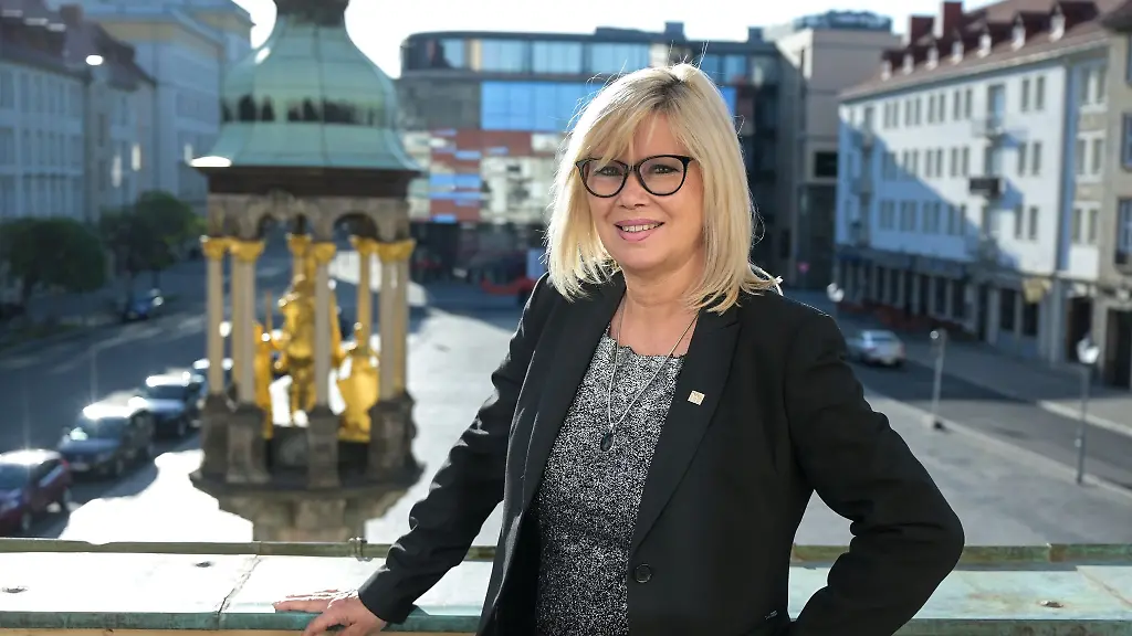 Simone-Borris-am-Tag-der-Oberbuergermeisterwahlen-in-Magdeburg