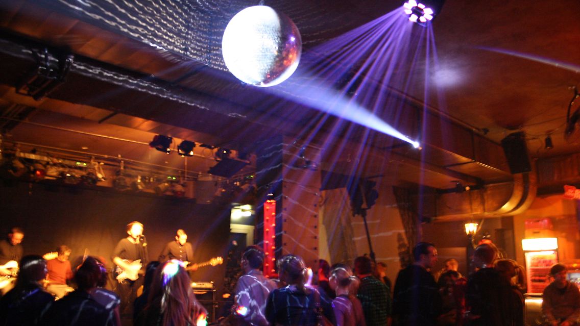 Partygänger feiern im neuen Berliner "Levee Club" zu der Musik der englischen Band "Red Drapes". (am 11. Februar 2011)