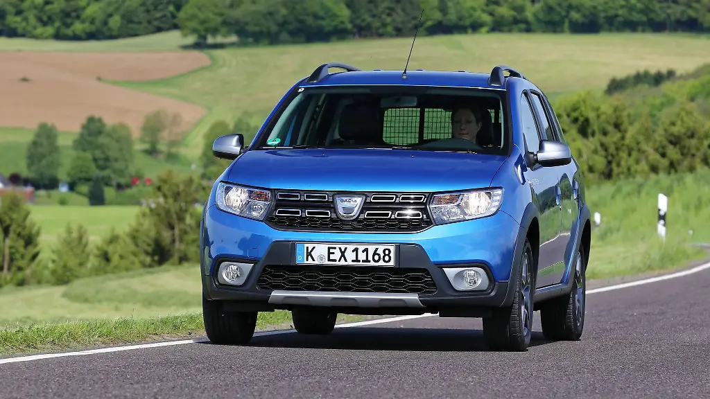 Viel-Auto-fuers-Geld-Dafuer-steht-bei-vielen-die-Marke-Dacia-hoch-im-Kurs-allerdings-sind-gebrauchte-Modelle-wie-der-Logan-II-extrem-wertstabil-sprich-teuer