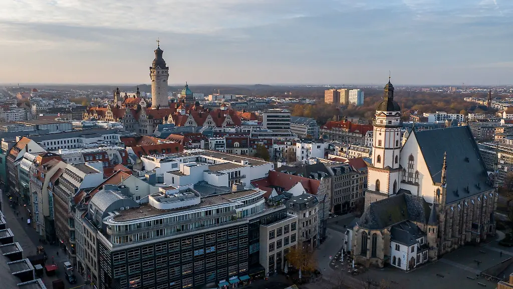 Die-Innenstadt-mit-dem-Neuem-Rathaus-und-der-Thomaskirche-am-Morgen