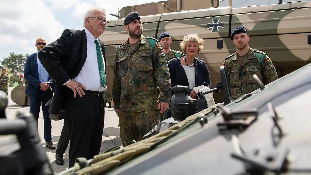 Ministerpraesident-Winfried-Kretschmann-l-Buendnis-90-Die-Gruenen-besucht-die-Albkaserne