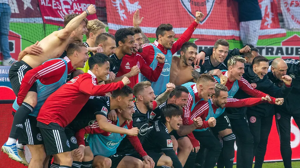 Duesseldorfs-Spieler-jubeln-nach-dem-Spiel