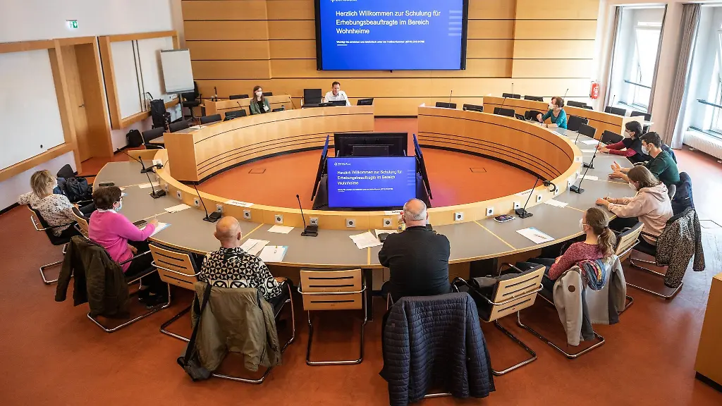 Teilnehmer-sitzen-in-einer-Schulung-des-Zensus-2022-im-Bereich-Wohnheime