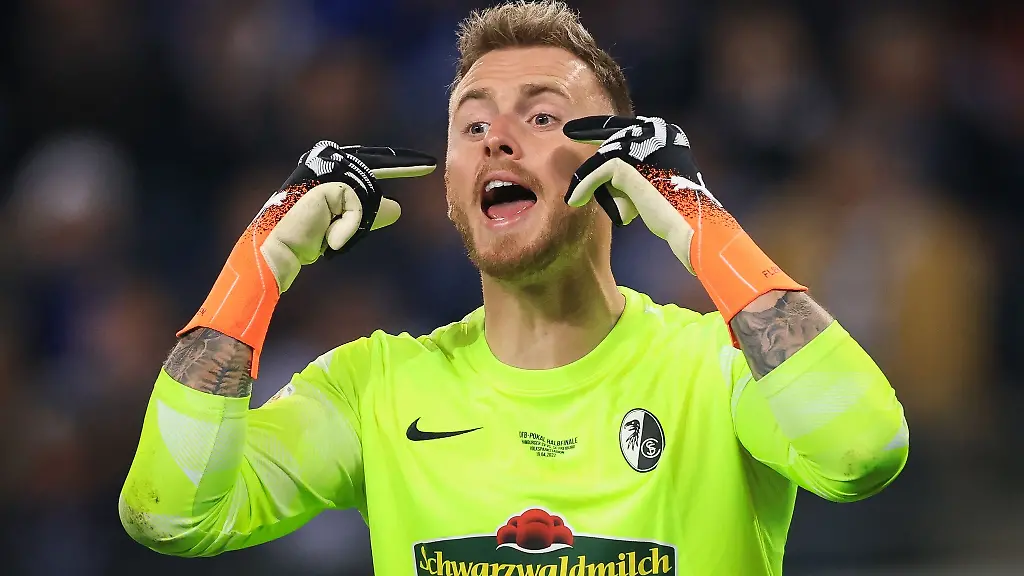Freiburgs-Torwart-Mark-Flekken-gestikuliert