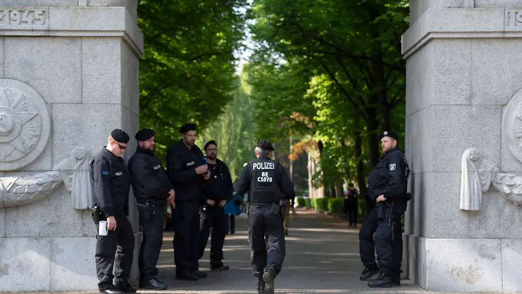 Polizeibeamte-stehen-an-einem-Eingang-zum-Ehrenmal-Gelaende-im-Treptower-Park