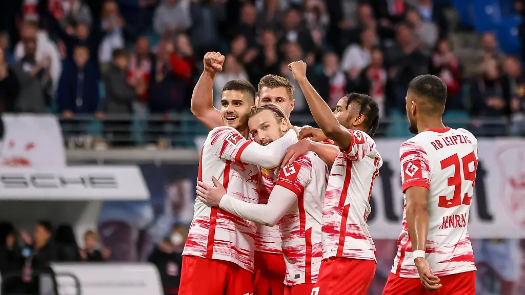 Leipzigs-Spieler-um-Emil-Forsberg-2-v-l-jubeln-nach-Forsbergs-Treffer-zum-4-0