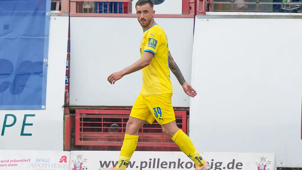 Robin-Krausse-von-Eintracht-Braunschweig-geht-vom-Platz