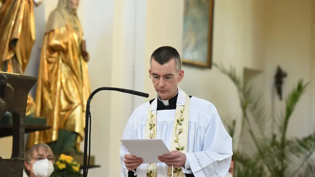 Pfarrvikar-Wolfgang-Rothe-spricht-in-der-Kirche-St-Benedikt