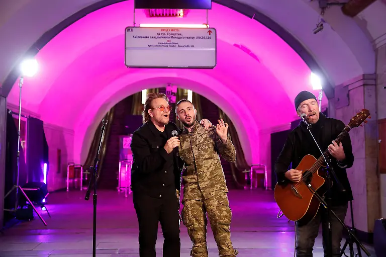 Bono-The-Edge-und-ein-ukrainischer-Soldat-singen-gemeinsam-Stand-by-Me