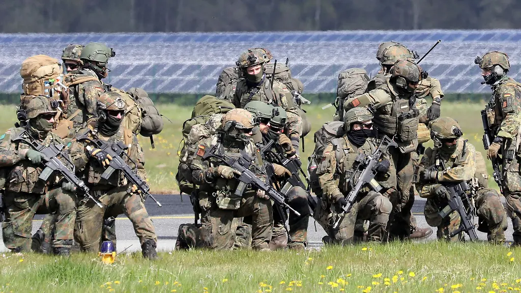 Bei-der-Bundeswehr-Uebung-Schneller-Adler-sichern-Mitglieder-der-Division-Schnelle-Kraefte-das-Areal