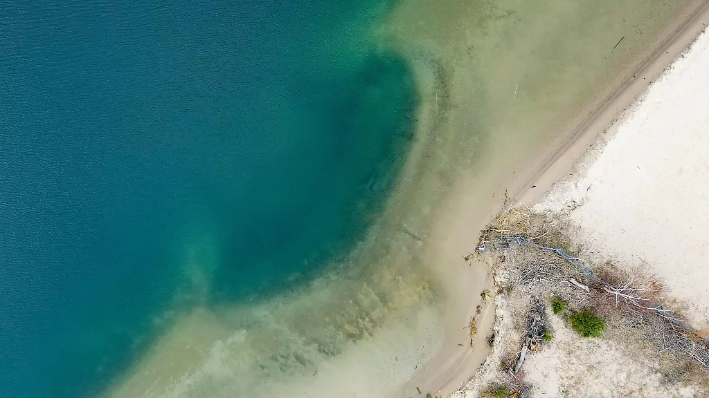 Im-flachen-Uferbereich-des-Helenesees-hat-sich-eine-ovale-Ausbuchtung-gebildet