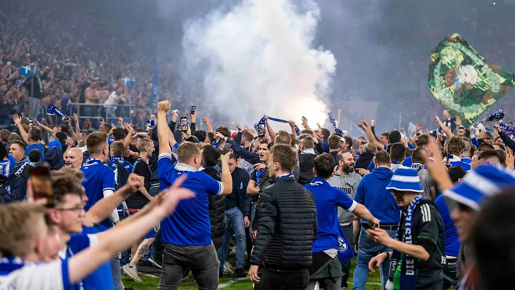 Die-Schalker-Fans-stuermten-nach-dem-Aufstieg-den-Platz