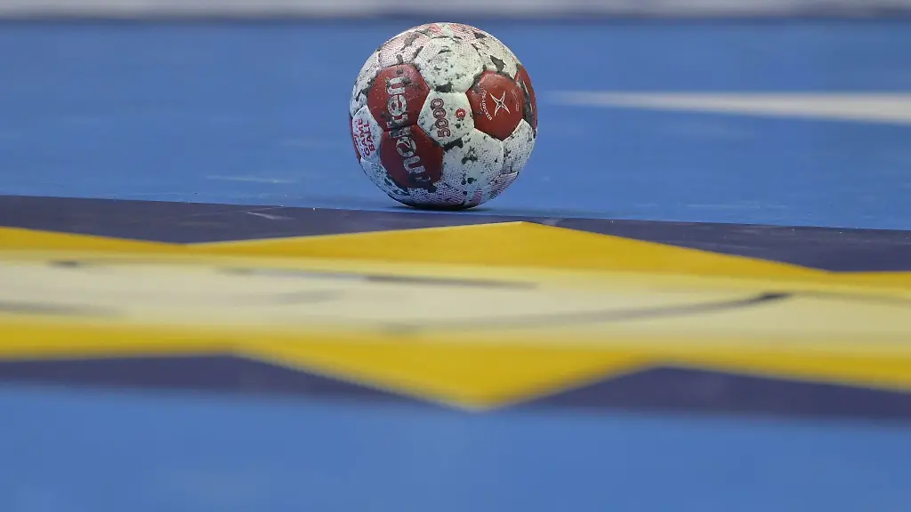 Ein-Spielball-liegt-auf-einem-Handballfeld