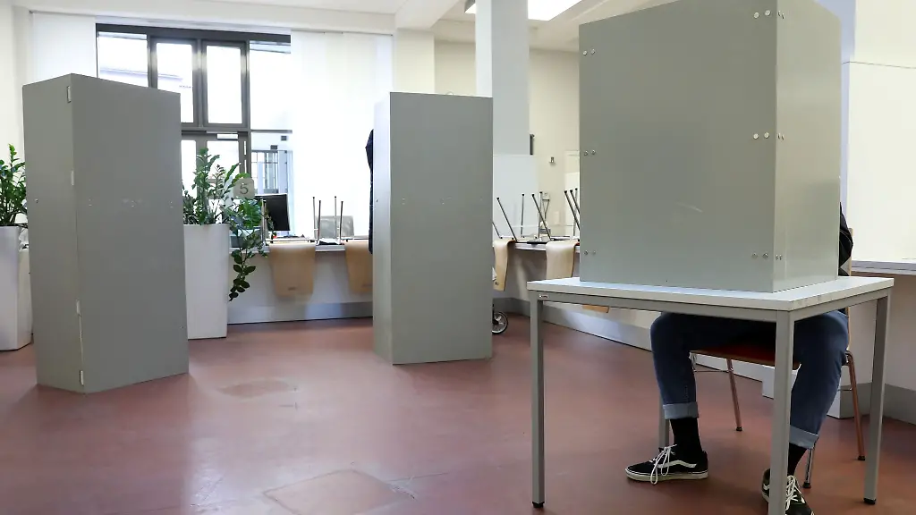 In-einem-Wahllokal-fuellen-Waehler-ihre-Stimmzettel-aus