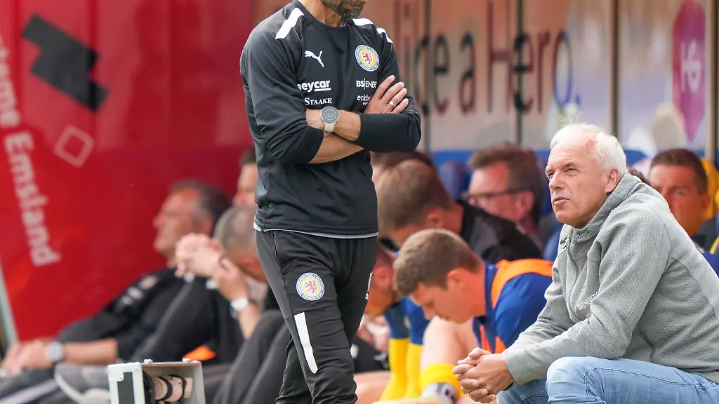 Michael-Schiele-Trainer-Eintracht-Braunschweig-guckt-am-Spielfeldrand-nach-unten