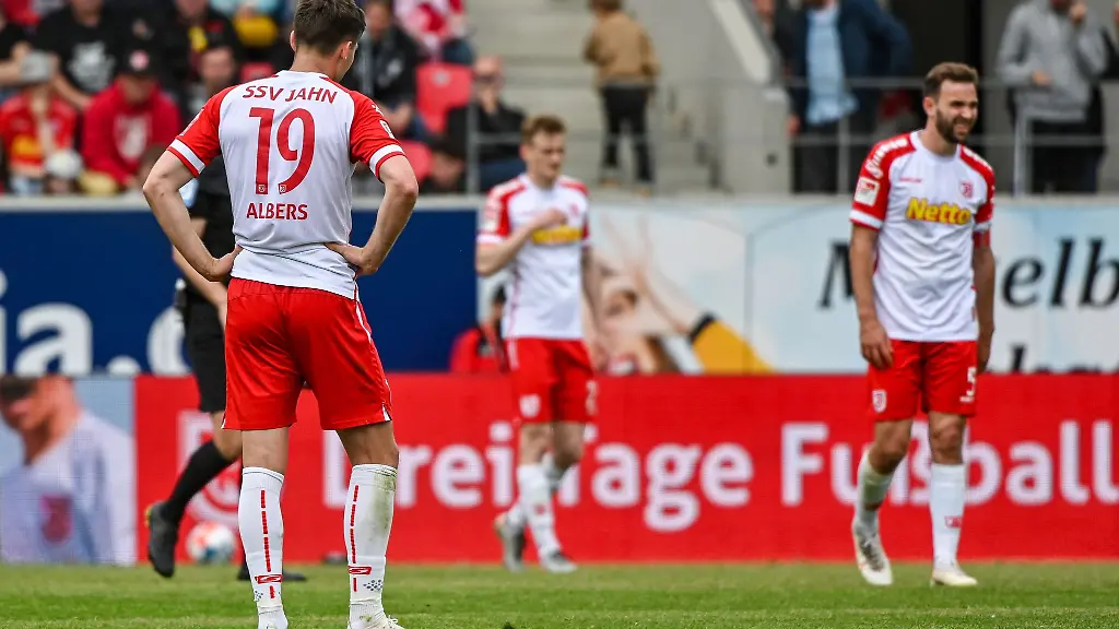 Andreas-Albers-von-Regensburg-l-steht-nach-dem-Treffer-zum-0-2-von-Heidenheim-enttaeuscht-auf-dem-Rasen