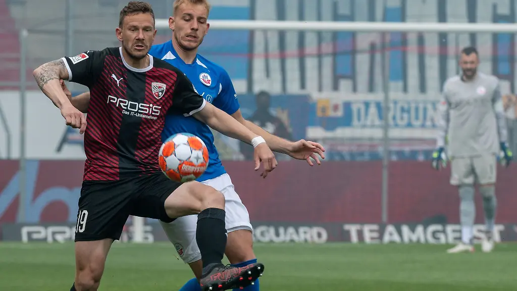 Ingolstadts-Marcel-Gaus-l-kommt-vor-Rostocks-Bentley-Baxter-Bahn-an-den-Ball