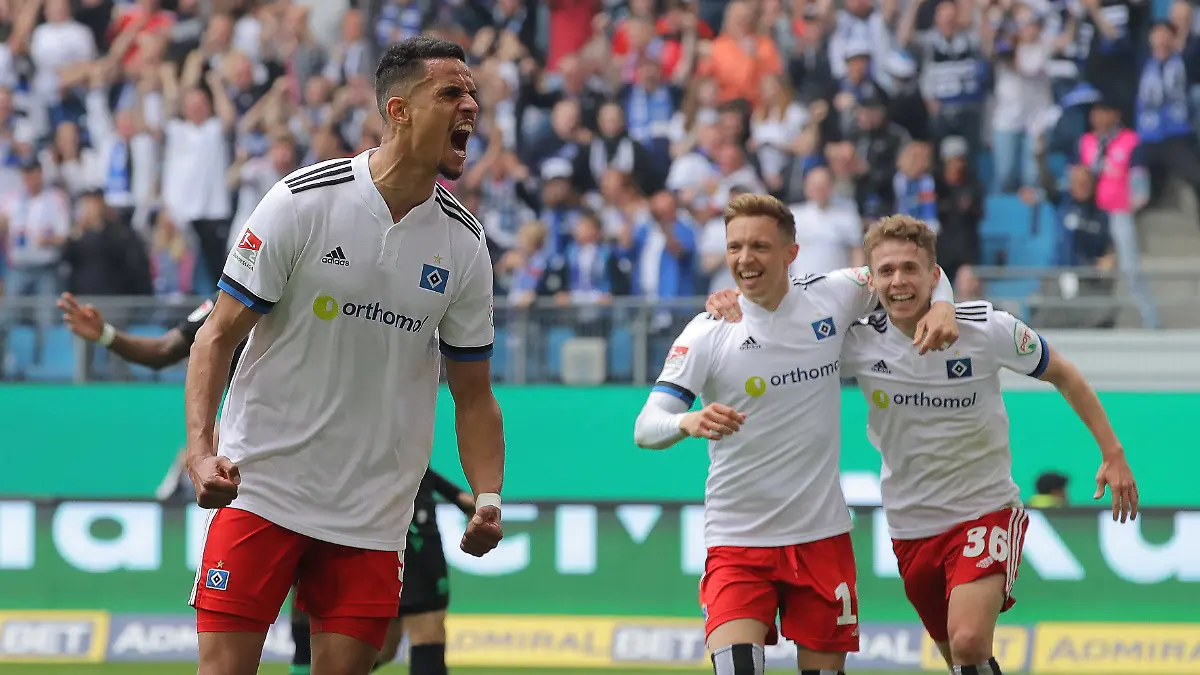 Doppeltorschuetze-Robert-Glatzel-schreit-seine-Freude-heraus