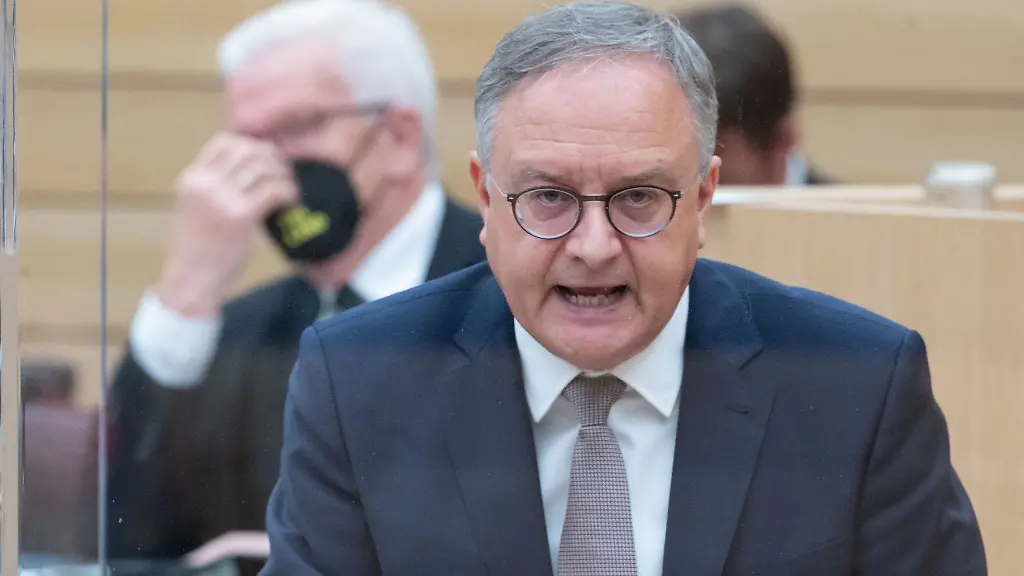 Andreas-Stoch-v-SPD-Fraktionsvorsitzender-im-Landtag-von-Baden-Wuerttemberg-spricht