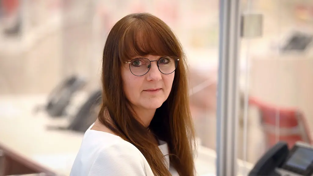 Katrin-Lange-SPD-Brandenburger-Ministerin-der-Finanzen-und-fuer-Europa-schaut-in-die-Kamera