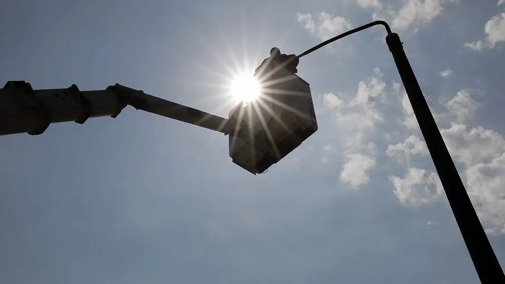 Ein-Elektromonteur-montiert-eine-neue-LED-Leuchte-fuer-die-Strassenbeleuchtung