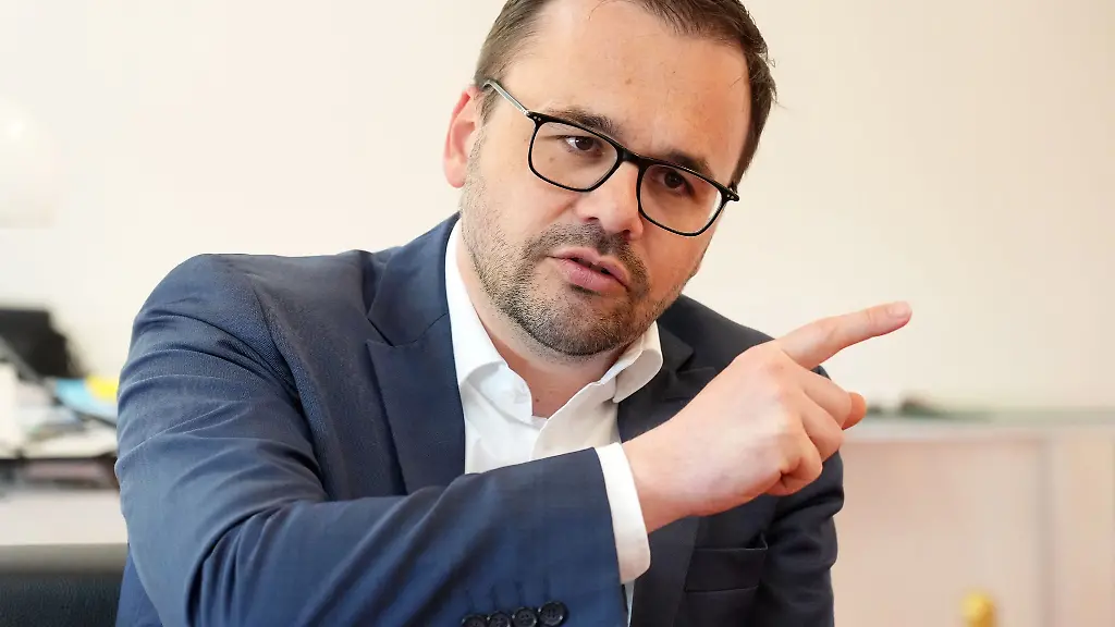 Jan-Redmann-Brandenburger-CDU-Fraktionsvorsitzender-spricht